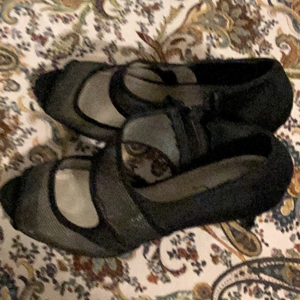 Women’s black upper mesh heels